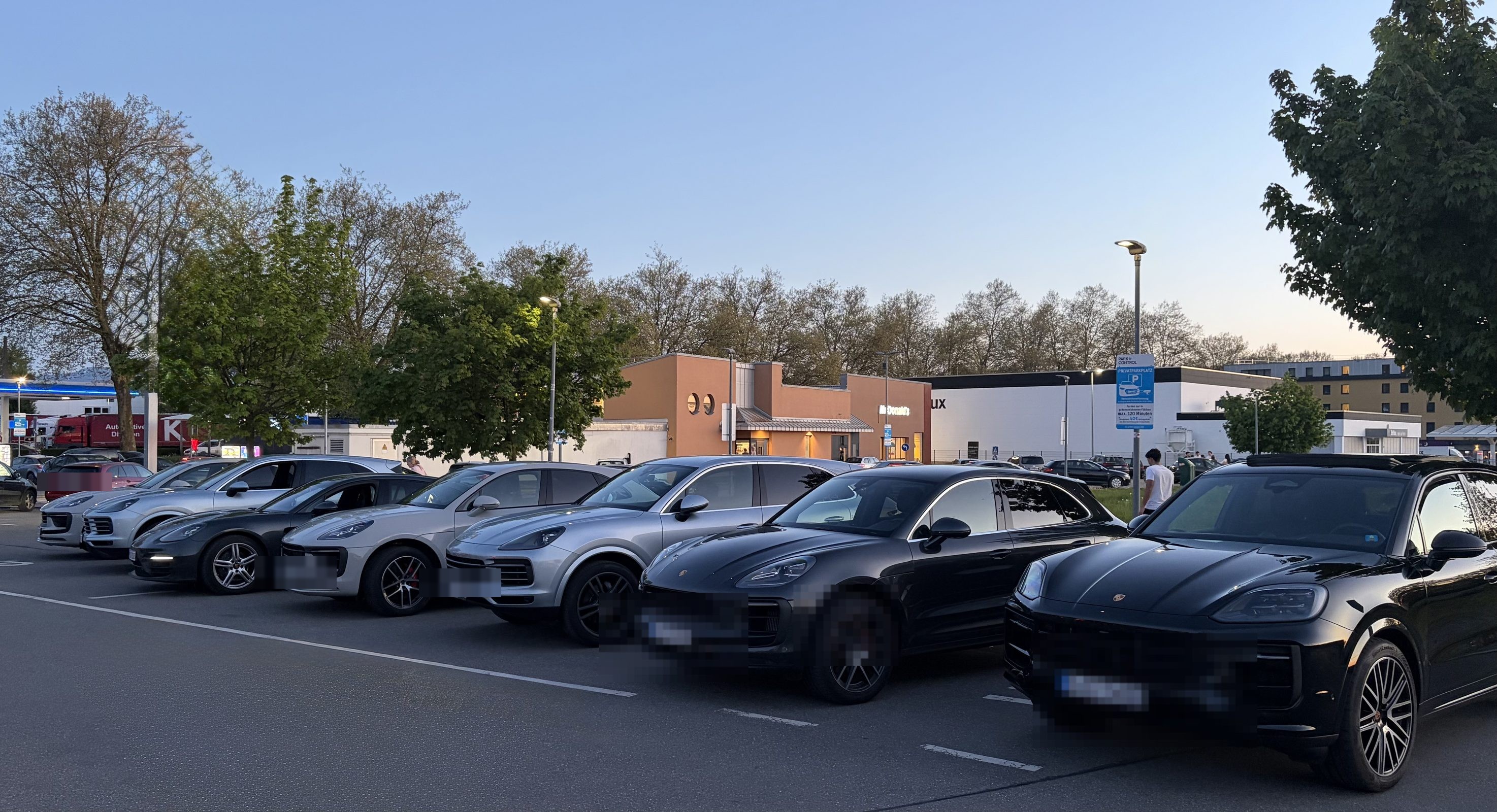 Sieben Porsche in einer Reihe vor der Auslieferung nach Italien