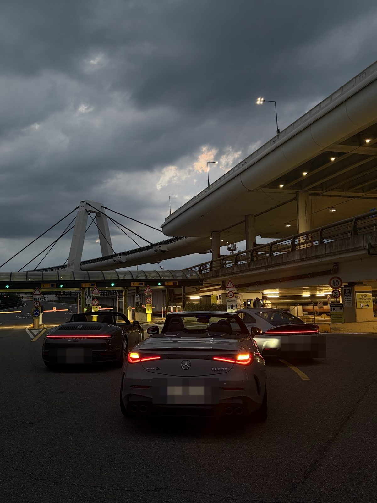 Drei Sportwagen bei der Übergabe am Flughafen Mailand