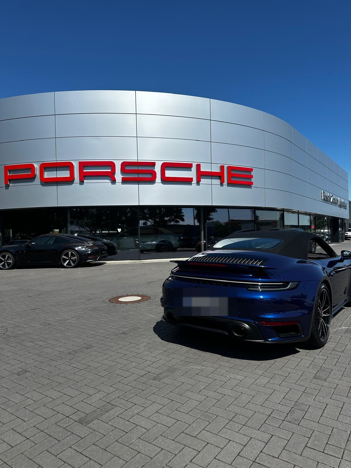 Porsche 911 Turbo Cabriolet bei der Neuwagenabholung im Porsche Zentrum