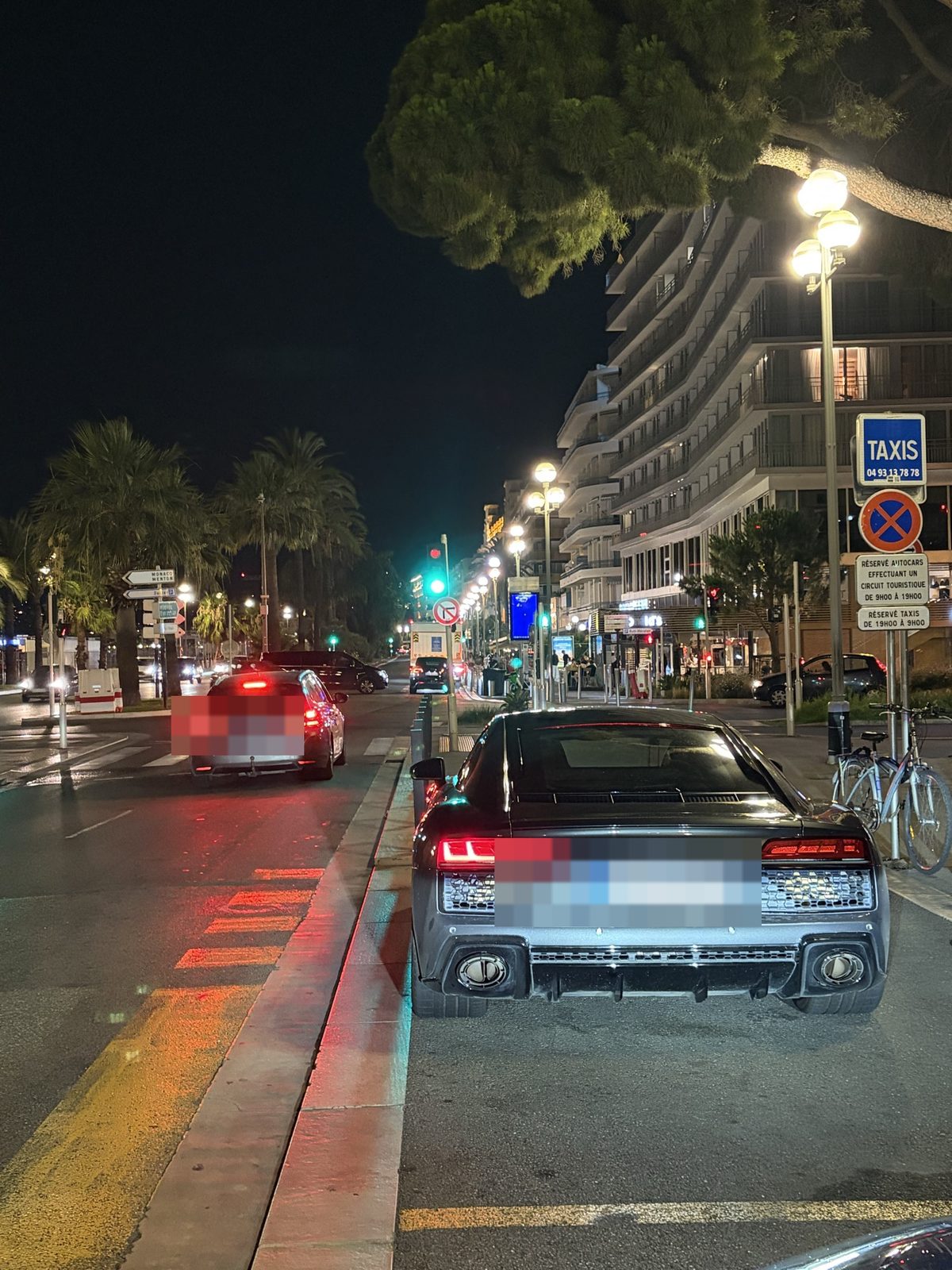 Audi R8 bei Nacht an der Promenade in Nizza
